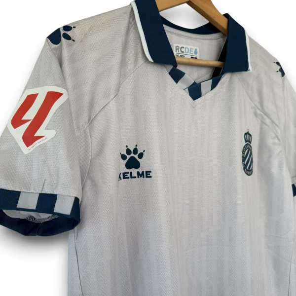 57A324CE-775A-41FA-B00B-ADF1E53A5D68.webp Camiseta Espanyol 2025-2026 Visitante