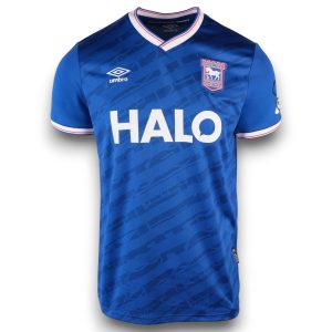 jZf2VTTHMOc2fBS-Photoroom.jpg Camiseta Ipswich Town 2025-2026 Local