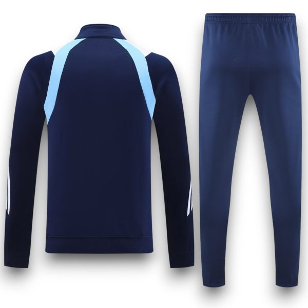 madrid-white-with-dark-blue-retro-model-tracksuit-Photoroom.jpg Chándal Real Madrid 2025-2026 Alternativo 2 – Cremallera