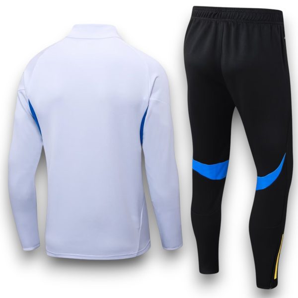 man-u-25-26-white-tracksuit-1.jpg Chándal Manchester United 2025-2026 Alternativo – Cremallera