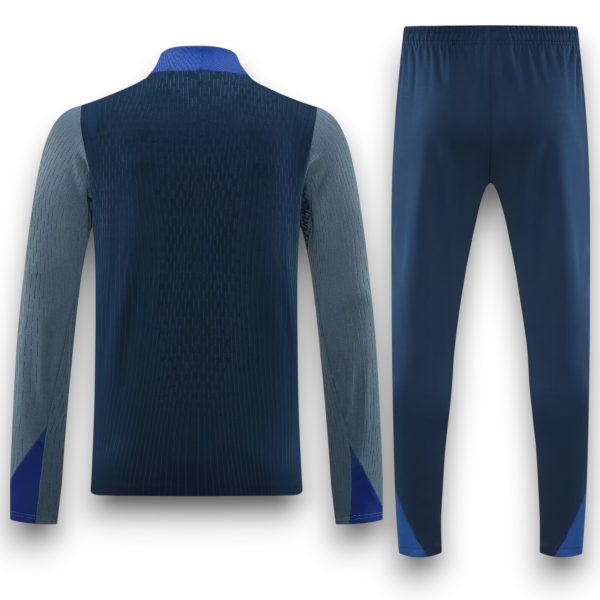paris-25-26-dark-blue-with-grey-training-suit1-Photoroom.jpg Chándal París 2025-2026 Local – Entrenamiento